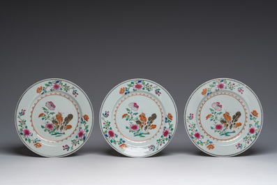Six assiettes en porcelaine de Chine famille rose &agrave; d&eacute;cor floral, Qianlong