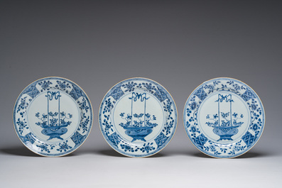 Cinq assiettes en porcelaine de Chine bleu et blanc &agrave; d&eacute;cor de panier de fleurs, Kangxi