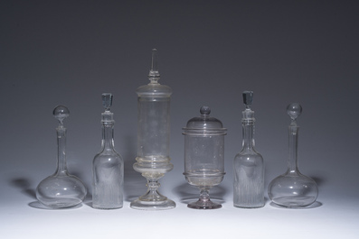 Collection vari&eacute;e de huit carafes et deux bonbonni&egrave;res en verre et cristal, 19&egrave;me/20&egrave;me si&egrave;cle