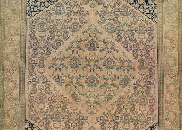 Tapis oriental de type Senneh &agrave; d&eacute;cor floral, laine sur coton, premi&egrave;re moiti&eacute; du 20&egrave;me si&egrave;cle