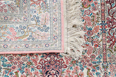 Tapis de style Hereke en soie &agrave; d&eacute;cor d'oiseaux parmi des branches fleuries, Chine, 20&egrave;me si&egrave;cle