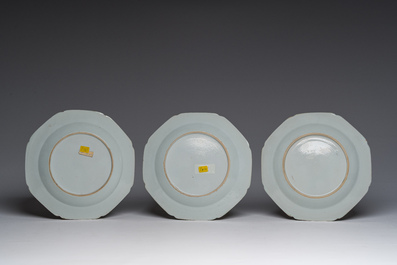 Six assiettes en porcelaine de Chine famille rose &agrave; d&eacute;cor de paysage fluvial anim&eacute;, Qianlong