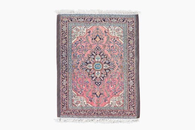 Tapis oriental de type Tabriz en soie &agrave; d&eacute;cor Heriz, 20&egrave;me si&egrave;cle