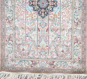 Tapis de style Hereke en soie &agrave; d&eacute;cor floral et d'oiseaux, Chine, 20&egrave;me si&egrave;cle