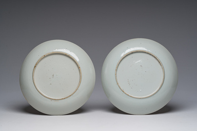 Paire d'assiettes en porcelaine de Chine famille rose &agrave; d&eacute;cor de lettr&eacute; et son serviteur dans un int&eacute;rieur, Qianlong/Jiaqing