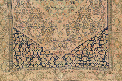 Tapis oriental de type Senneh &agrave; d&eacute;cor floral, laine sur coton, premi&egrave;re moiti&eacute; du 20&egrave;me si&egrave;cle