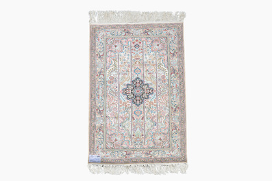 Tapis de style Hereke en soie &agrave; d&eacute;cor floral et d'oiseaux, Chine, 20&egrave;me si&egrave;cle