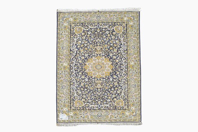 Tapis oriental en soie de type Qom (Qum/Ghom) &agrave; d&eacute;cor floral, 20&egrave;me si&egrave;cle