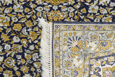 Tapis oriental en soie de type Qom (Qum/Ghom) &agrave; d&eacute;cor floral, 20&egrave;me si&egrave;cle