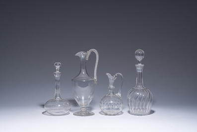 Collection vari&eacute;e de huit carafes et deux bonbonni&egrave;res en verre et cristal, 19&egrave;me/20&egrave;me si&egrave;cle