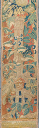 Fragment d'une tapisserie murale &agrave; d&eacute;cor floral, de fruits et de mascarons, Flandres, 17&egrave;me si&egrave;cle