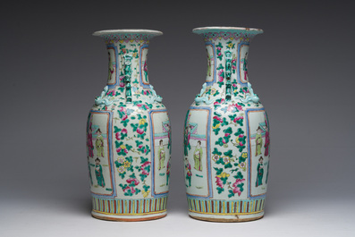 Paire de vases &agrave; d&eacute;cor de sc&egrave;nes de palais et trois assiettes &agrave; d&eacute;cor floral en porcelaine de Chine famille rose, Qianlong et post&eacute;rieur