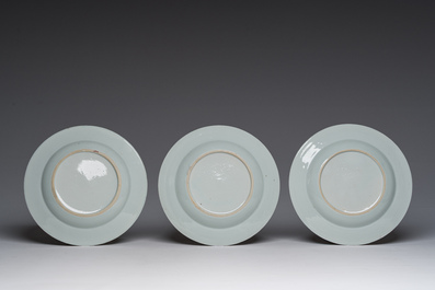 Six assiettes en porcelaine de Chine famille rose &agrave; d&eacute;cor floral, Qianlong