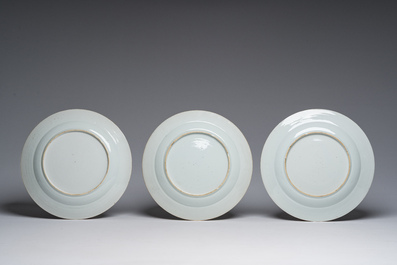 Cinq assiettes en porcelaine de Chine bleu et blanc &agrave; d&eacute;cor de panier de fleurs, Kangxi
