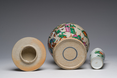 Een gevarieerde collectie Chinees famille rose en verte porselein met geanimeerde sc&egrave;nes en vogels tussen bloesemtakken, 19de/20ste eeuw