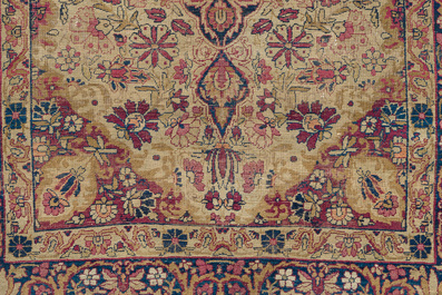 Tapis oriental de type Kerman (Kirman) &agrave; d&eacute;cor floral, laine sur coton, 19&egrave;me si&egrave;cle
