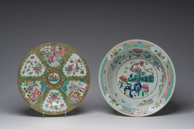 Collection vari&eacute;e en porcelaine de Chine famille rose et verte &agrave; d&eacute;cor de sc&egrave;nes anim&eacute;es et d'oiseaux parmi des branches fleuries, 19&egrave;me/20&egrave;me si&egrave;cle