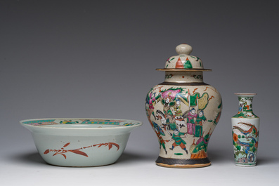 Collection vari&eacute;e en porcelaine de Chine famille rose et verte &agrave; d&eacute;cor de sc&egrave;nes anim&eacute;es et d'oiseaux parmi des branches fleuries, 19&egrave;me/20&egrave;me si&egrave;cle
