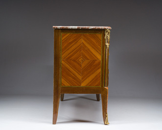 Commode de style Transition en marqueterie et bronze dor&eacute; surmont&eacute;e d'une tablette en marbre rouge, France, 19&egrave;me/20&egrave;me si&egrave;cle