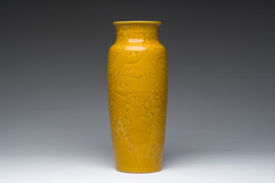 Vase de forme rouleau en porcelaine de Chine monochrome jaune &agrave; d&eacute;cor incis&eacute; de ph&eacute;nix, 19&egrave;me si&egrave;cle