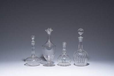 Collection vari&eacute;e de huit carafes et deux bonbonni&egrave;res en verre et cristal, 19&egrave;me/20&egrave;me si&egrave;cle