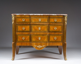 Commode de style Transition en marqueterie et bronze dor&eacute; surmont&eacute;e d'une tablette en marbre rouge, France, 19&egrave;me/20&egrave;me si&egrave;cle
