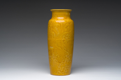 Vase de forme rouleau en porcelaine de Chine monochrome jaune &agrave; d&eacute;cor incis&eacute; de ph&eacute;nix, 19&egrave;me si&egrave;cle