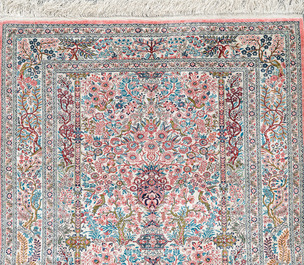 Tapis de style Hereke en soie &agrave; d&eacute;cor d'oiseaux parmi des branches fleuries, Chine, 20&egrave;me si&egrave;cle