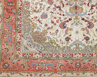 Tapis oriental de type Tabriz &agrave; d&eacute;cor floral, laine, coton et soie, 20&egrave;me si&egrave;cle