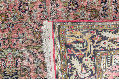 Deux tapis orientaux de type Kashmir et Qom (Qum/Ghom) en soie &agrave; d&eacute;cor floral, 20&egrave;me si&egrave;cle