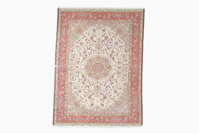 Tapis oriental de type Tabriz &agrave; d&eacute;cor floral, laine, coton et soie, 20&egrave;me si&egrave;cle