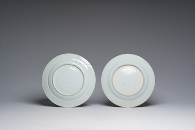 Cinq assiettes en porcelaine de Chine bleu et blanc &agrave; d&eacute;cor de panier de fleurs, Kangxi