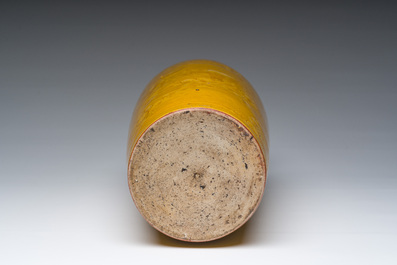 Vase de forme rouleau en porcelaine de Chine monochrome jaune &agrave; d&eacute;cor incis&eacute; de ph&eacute;nix, 19&egrave;me si&egrave;cle