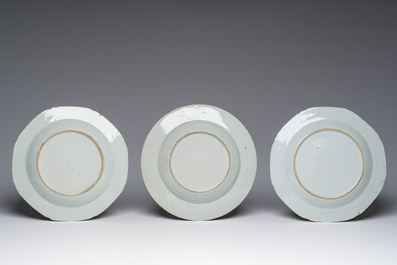 Collection vari&eacute;e en porcelaine de Chine bleu, blanc, famille rose et de style Imari et deux vases en laque rouge, Qianlong et post&eacute;rieur