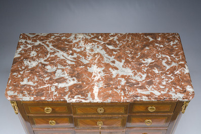 Commode de style Transition en marqueterie et bronze dor&eacute; surmont&eacute;e d'une tablette en marbre rouge, France, 19&egrave;me/20&egrave;me si&egrave;cle