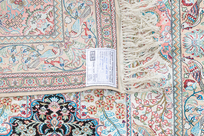 Tapis de style Hereke en soie &agrave; d&eacute;cor floral et d'oiseaux, Chine, 20&egrave;me si&egrave;cle