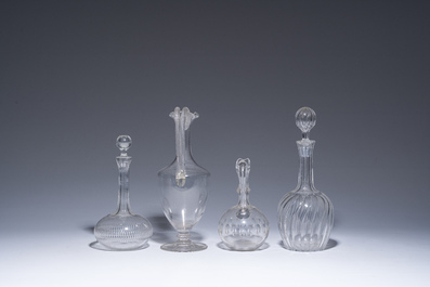 Collection vari&eacute;e de huit carafes et deux bonbonni&egrave;res en verre et cristal, 19&egrave;me/20&egrave;me si&egrave;cle