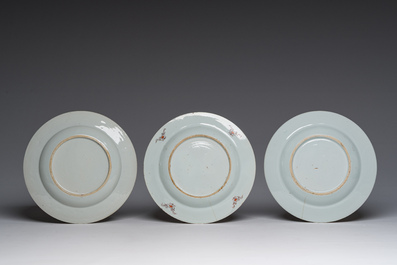 Paire de vases &agrave; d&eacute;cor de sc&egrave;nes de palais et trois assiettes &agrave; d&eacute;cor floral en porcelaine de Chine famille rose, Qianlong et post&eacute;rieur