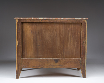 Commode de style Transition en marqueterie et bronze dor&eacute; surmont&eacute;e d'une tablette en marbre rouge, France, 19&egrave;me/20&egrave;me si&egrave;cle