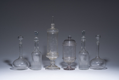 Collection vari&eacute;e de huit carafes et deux bonbonni&egrave;res en verre et cristal, 19&egrave;me/20&egrave;me si&egrave;cle