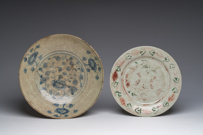 Deux plats en porcelaine de Chine bleu, blanc et polychrome dite 'de Swatow' &agrave; d&eacute;cor floral, Ming