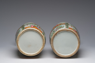 Een paar Chinese Kanton famille rose vazen met paleissc&egrave;nes en floraal decor, 19de eeuw