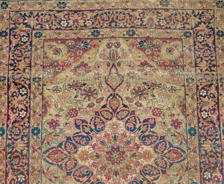 Tapis oriental de type Kerman (Kirman) &agrave; d&eacute;cor floral, laine sur coton, 19&egrave;me si&egrave;cle