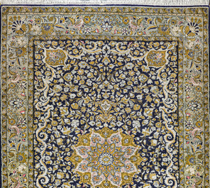 Tapis oriental en soie de type Qom (Qum/Ghom) &agrave; d&eacute;cor floral, 20&egrave;me si&egrave;cle