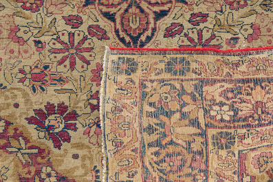 Tapis oriental de type Kerman (Kirman) &agrave; d&eacute;cor floral, laine sur coton, 19&egrave;me si&egrave;cle