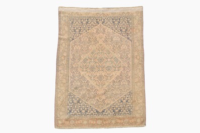 Tapis oriental de type Senneh &agrave; d&eacute;cor floral, laine sur coton, premi&egrave;re moiti&eacute; du 20&egrave;me si&egrave;cle
