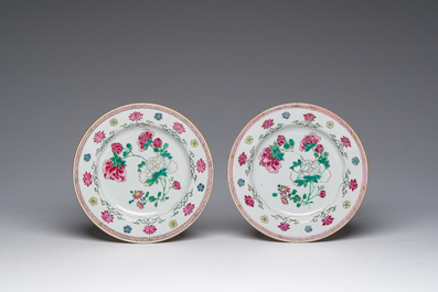 Collection vari&eacute;e en porcelaine de Chine bleu, blanc, famille rose et de style Imari et deux vases en laque rouge, Qianlong et post&eacute;rieur