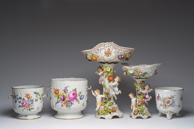 Trois rafra&icirc;chisseurs et deux milieu de tables en porcelaine de Saxe &agrave; d&eacute;cor polychrome et dor&eacute; &agrave; d&eacute;cor floral, marques de Dresden, Allemagne, 20&egrave;me