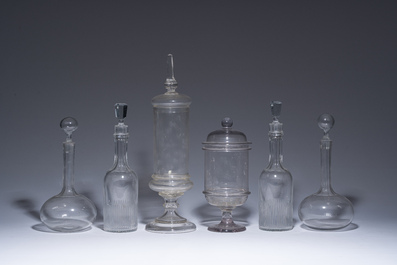Collection vari&eacute;e de huit carafes et deux bonbonni&egrave;res en verre et cristal, 19&egrave;me/20&egrave;me si&egrave;cle