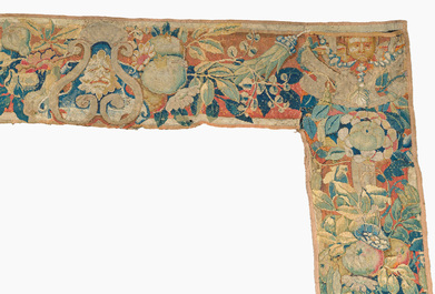 Fragment d'une tapisserie murale &agrave; d&eacute;cor floral, de fruits et de mascarons, Flandres, 17&egrave;me si&egrave;cle